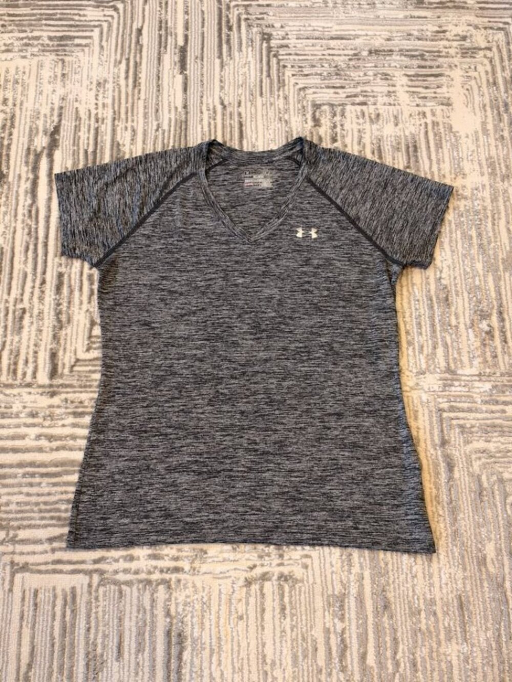 Under Armour women's medium semi-fitted Heatgear black/gray drifit v-neck tshirt